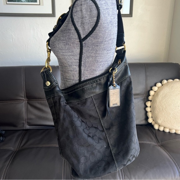 COACH | EXCELLENT CONDITION! Bleecker Black Signature Bucket Bag - Picture 2 of 15